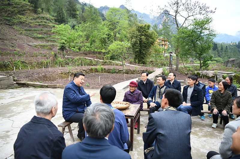 2019年4月15日，習(xí)近平總書(shū)記在重慶石柱土家族自治縣中益鄉(xiāng)華溪村同村民代表、基層干部、扶貧干部、鄉(xiāng)村醫(yī)生等圍坐在一起，共話脫貧攻堅(jiān)。