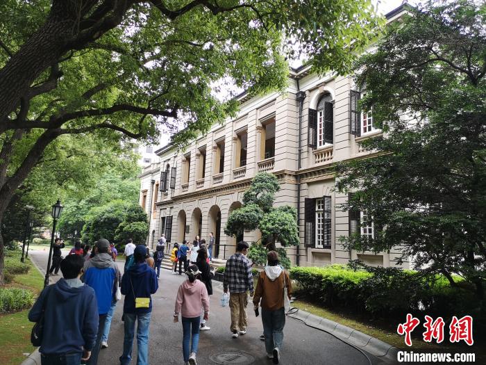 新階層人士參觀英國(guó)駐滬領(lǐng)事館?！》队畋?攝