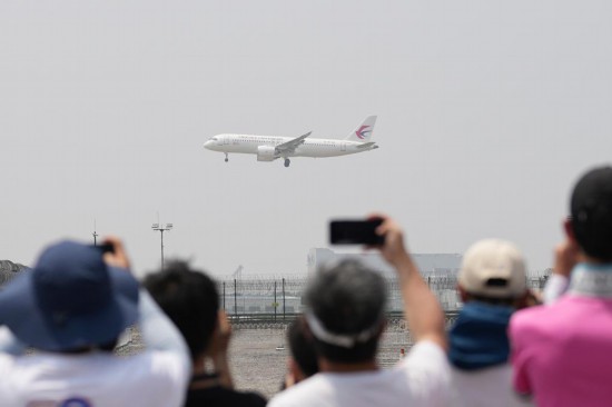 5月28日，C919首個(gè)商業(yè)航班東航MU9191飛抵北京首都國(guó)際機(jī)場(chǎng)。新華社記者鞠煥宗攝