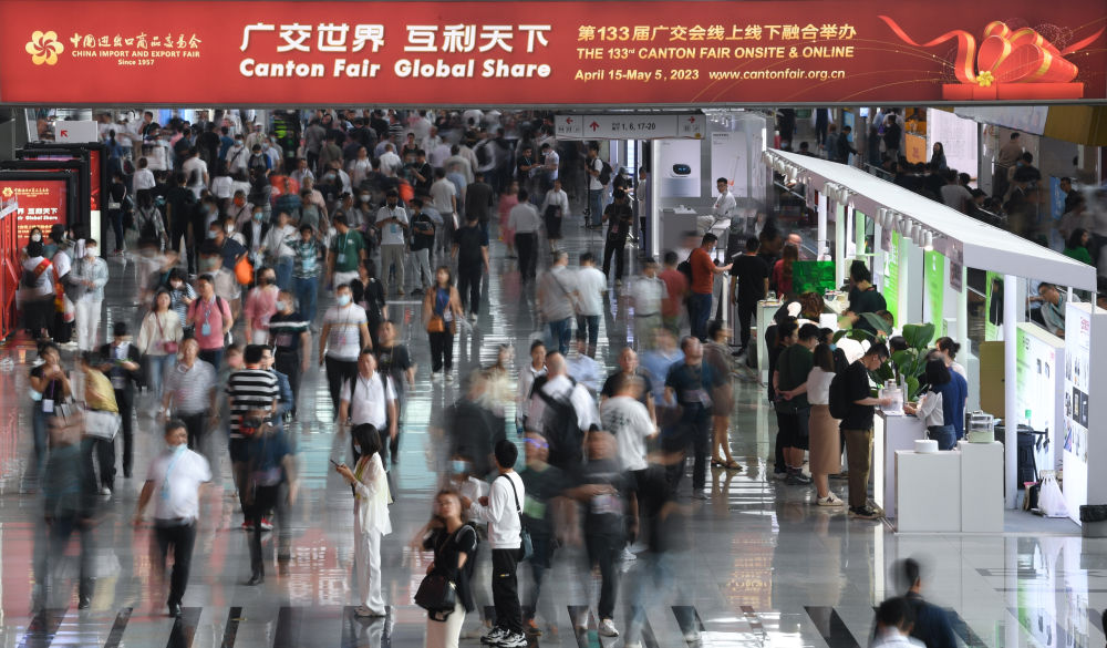 這是4月15日拍攝的廣交會現(xiàn)場。第133屆中國進(jìn)出口商品交易會（廣交會）全面恢復(fù)線下展，吸引220多個國家和地區(qū)的數(shù)十萬采購商報名參會。新華社記者 鄧華 攝