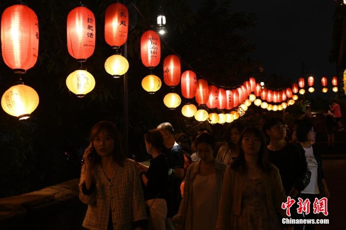 圖為游客夜游山城巷感受山城獨(dú)特魅力。<a target='_blank' href='/' ><p  align=