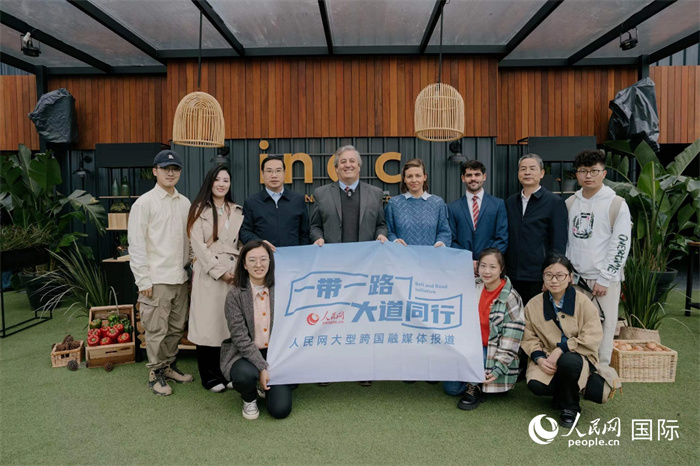 在烏拉圭第118屆普拉多牧農(nóng)業(yè)國(guó)際博覽會(huì)上，烏拉圭國(guó)家肉類(lèi)協(xié)會(huì)主席與人民網(wǎng)記者合影。人民網(wǎng)記者 張若涵攝