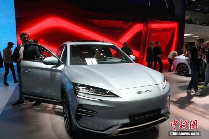 2023年德國(guó)國(guó)際汽車及智慧出行博覽會(huì)(IAA mobility)(亦簡(jiǎn)稱慕尼黑國(guó)際車展)將于9月5日正式開幕。在9月4日舉行的媒體日，記者看到諸品牌紛紛攜“拳頭”產(chǎn)品亮相。圖為當(dāng)日比亞迪SEAL U在歐洲首秀。<a target='_blank' href='/'><p  align=