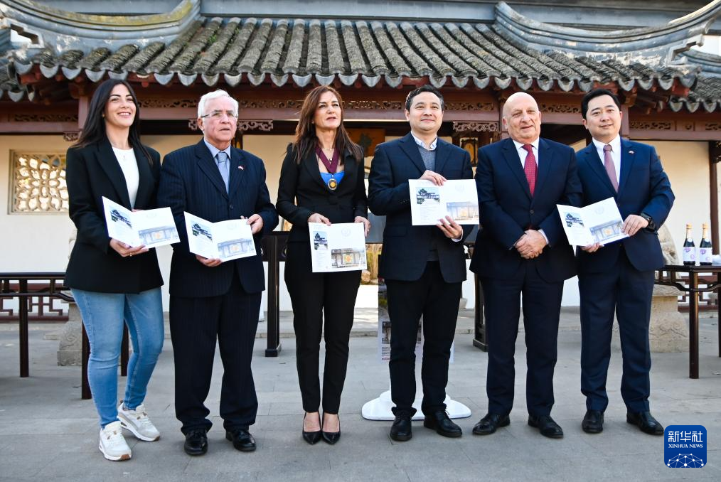 3月6日，嘉賓出席在馬耳他桑塔露琪亞市舉行的中國生肖郵票發(fā)行儀式。新華社發(fā)（喬納森·博格攝）
