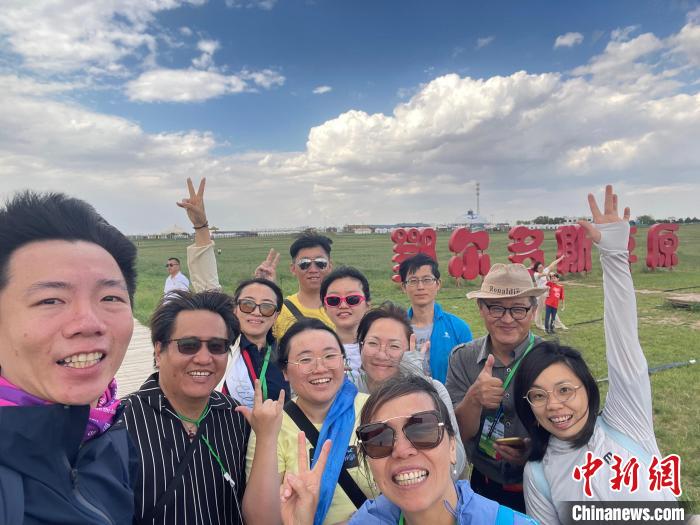 圖為臺(tái)胞在鄂爾多斯草原合影。　葉冠賢 攝