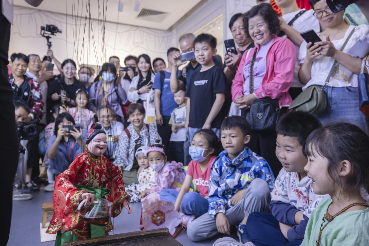 5月1日，廣州市白鵝潭大灣區(qū)藝術中心非物質文化遺產館內，精彩的梅縣提線木偶戲表演吸引了眾多游客駐足觀賞。 來源：人民圖片網