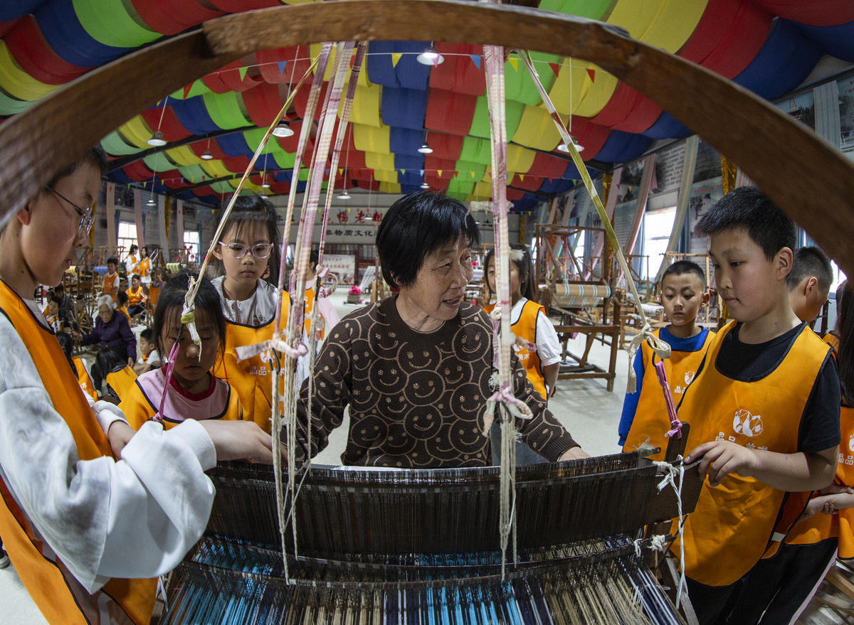 5月1日，在山西省永濟市開張鎮(zhèn)東開張村的惠暢土布文化園，土布制作技師教游客織布技藝。 來源：人民圖片網