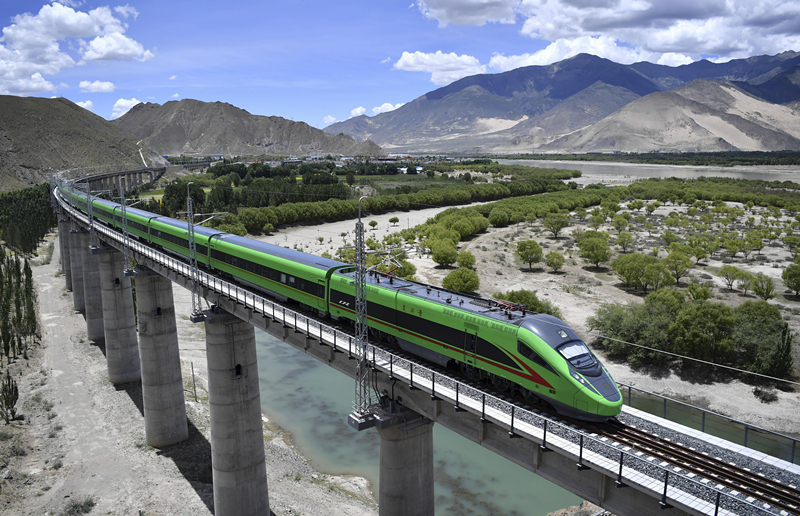 2022年6月22日，復(fù)興號(hào)列車行駛在西藏山南境內(nèi)。
