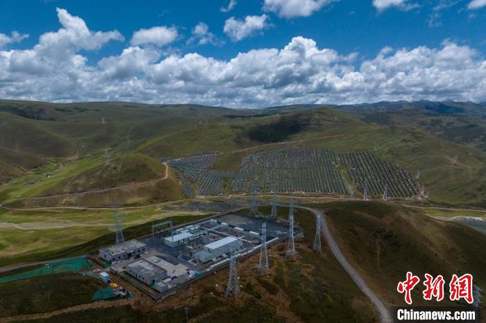 航拍建成投運的柯拉一期光伏電站升壓站?！⒅铱?攝
