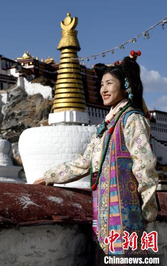 西藏自治區(qū)級非遺項目——拉薩服飾，圖為舊時拉薩貴族婦女的裝扮。