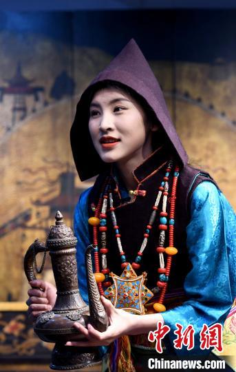 圖為西藏自治區(qū)級非遺項目——山南浪卡子縣的羊卓服飾?！±盍?攝