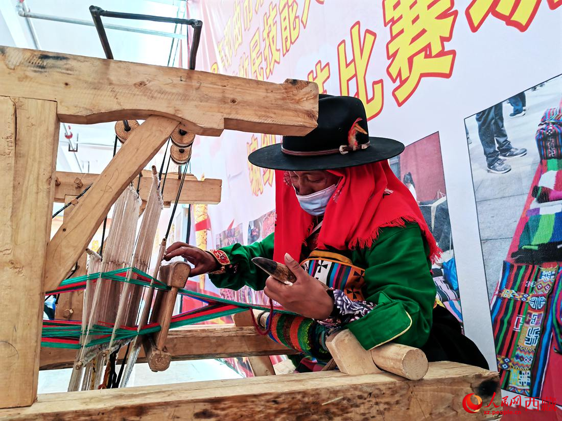 紡織手藝展示。人民網(wǎng) 李海霞攝