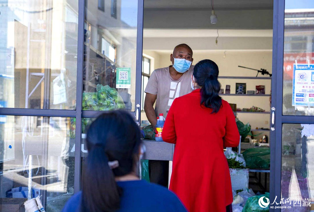 市民們有序排隊購買早餐。人民網(wǎng) 次仁羅布攝