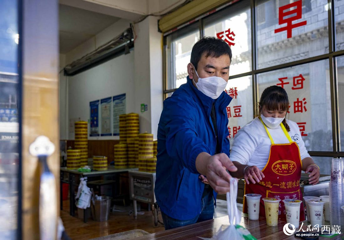 市民購買早餐。人民網(wǎng) 次仁羅布攝
