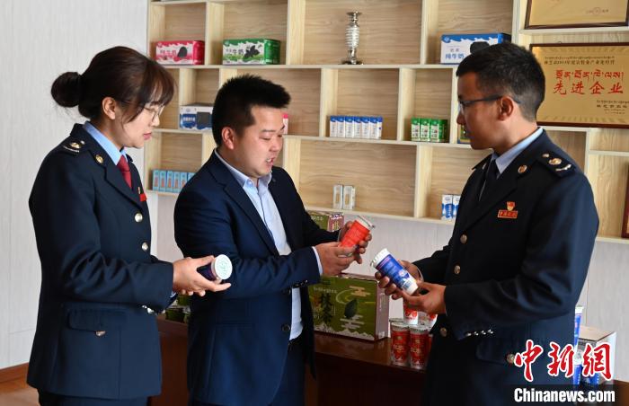 圖為林芝稅務部門上門了解企業(yè)情況，并宣講稅收政策。資料圖 趙朗 攝