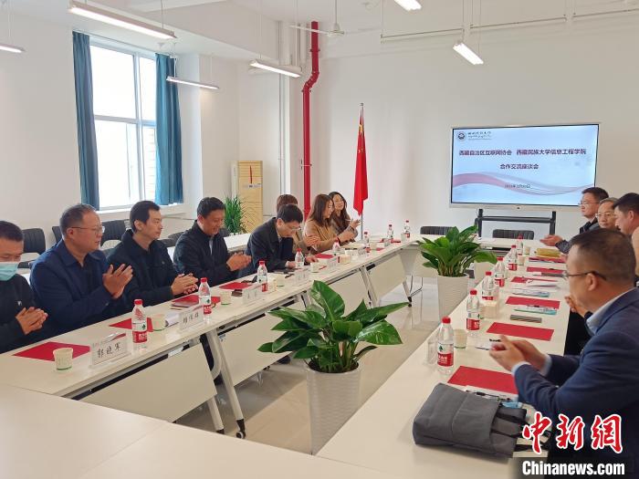 圖為座談會議現(xiàn)場?！「裆?攝